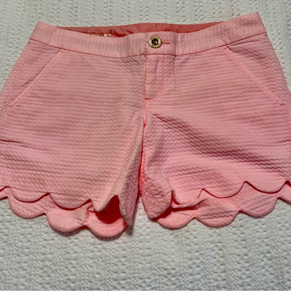 Ladies Lily Pulitzer pale pink scalloped Seersucker Shorts - like new